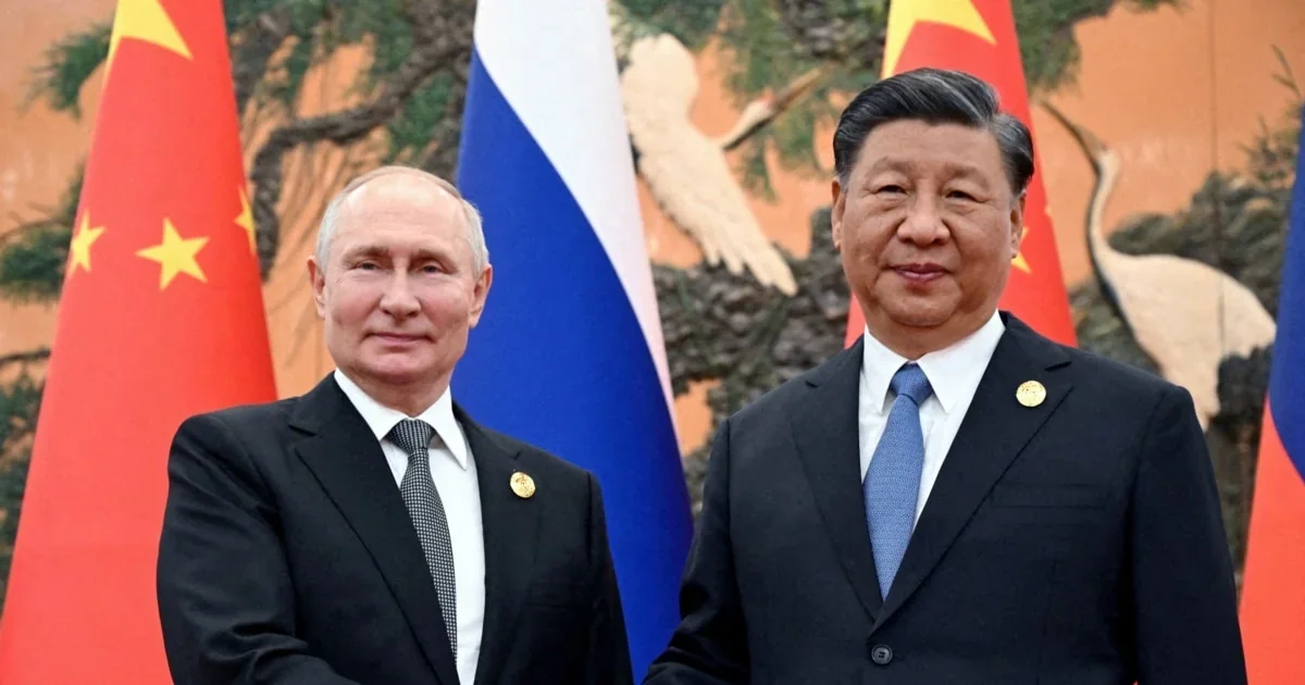 Володимир Путін і Сі Цзіньпін на зустрічі в Пекіні з прапорами Росії та Китаю