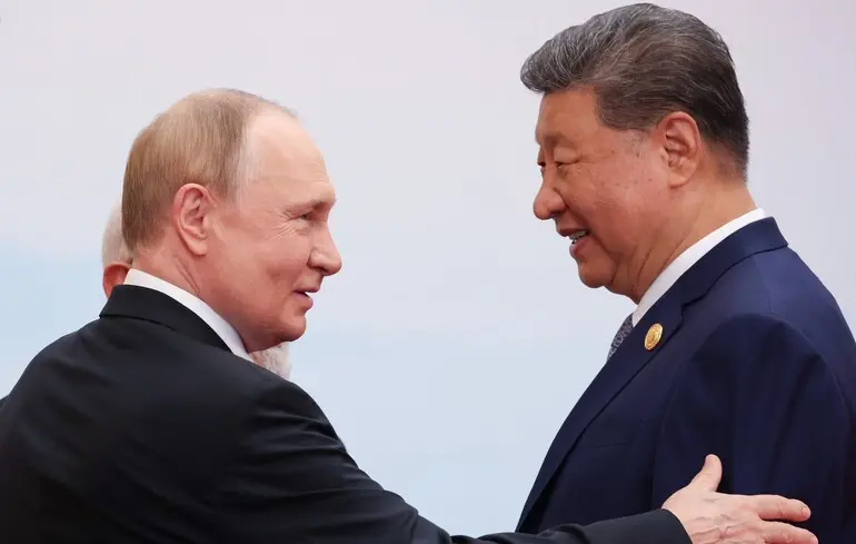 Путін і Сі Цзіньпін вітаються напередодні візиту до Китаю