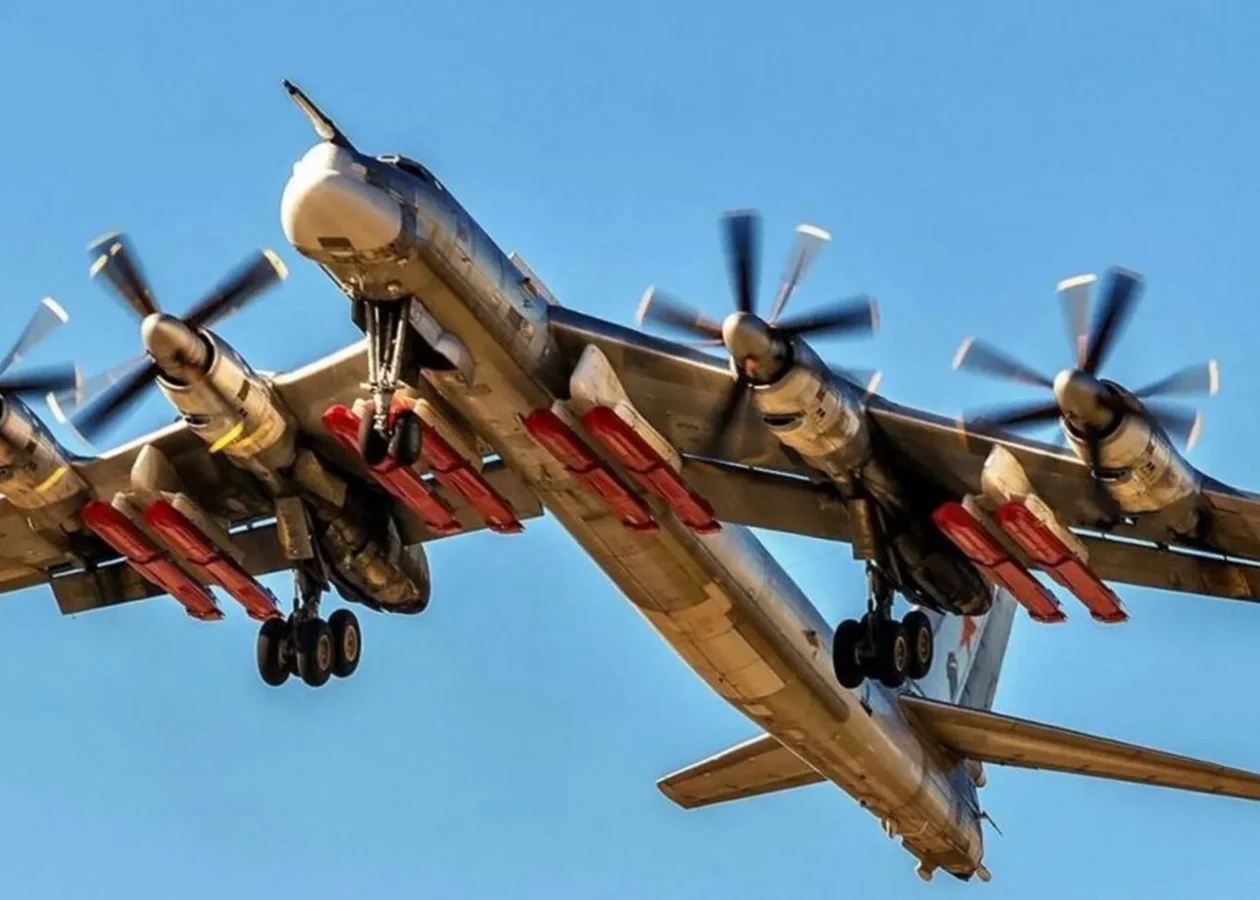 Стратегічний бомбардувальник Росії несе ракети Х-101 для ударів по Україні