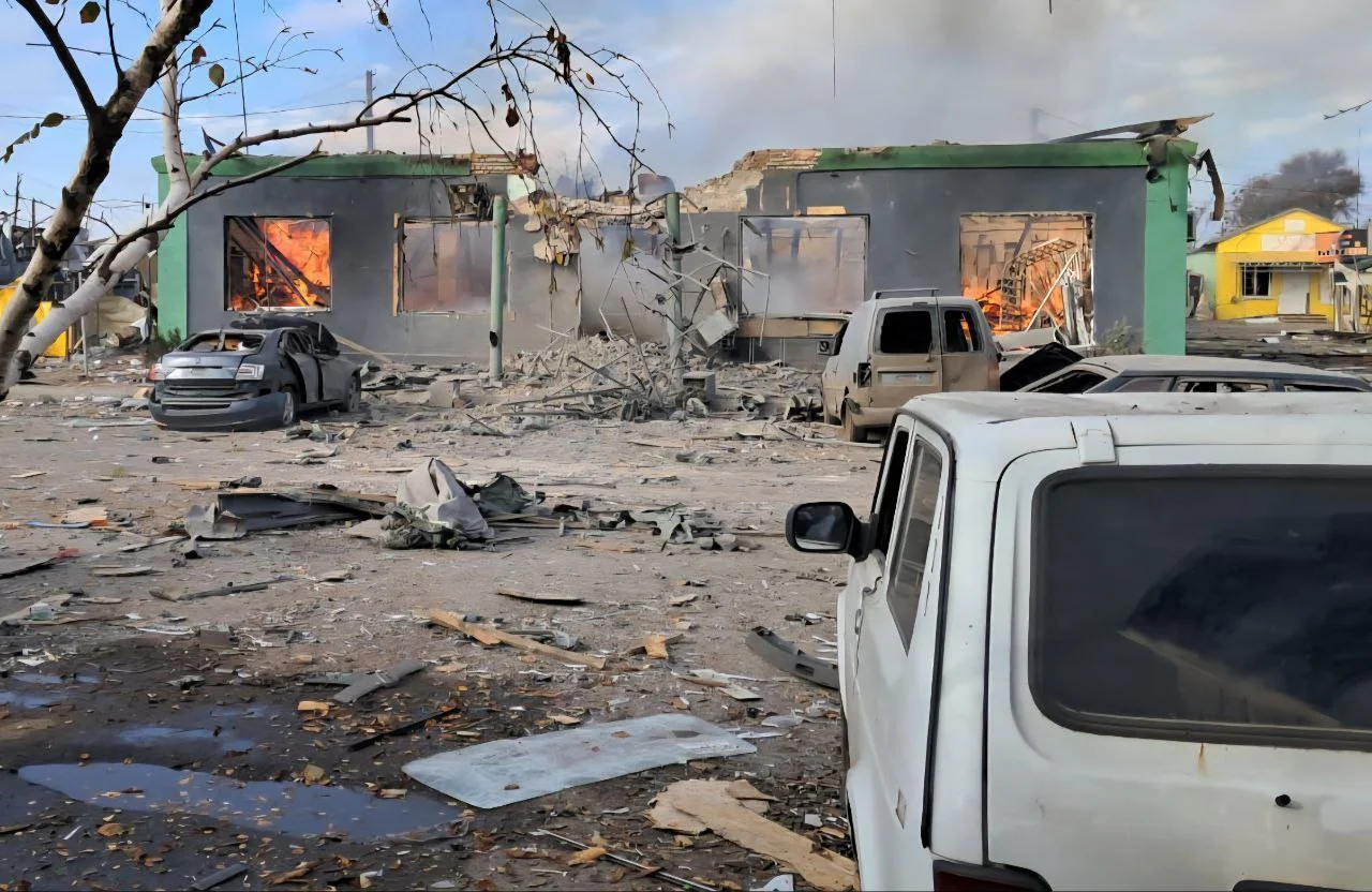 Зруйнований житловий будинок на Рівненщині після російського удару з вогнем та уламками