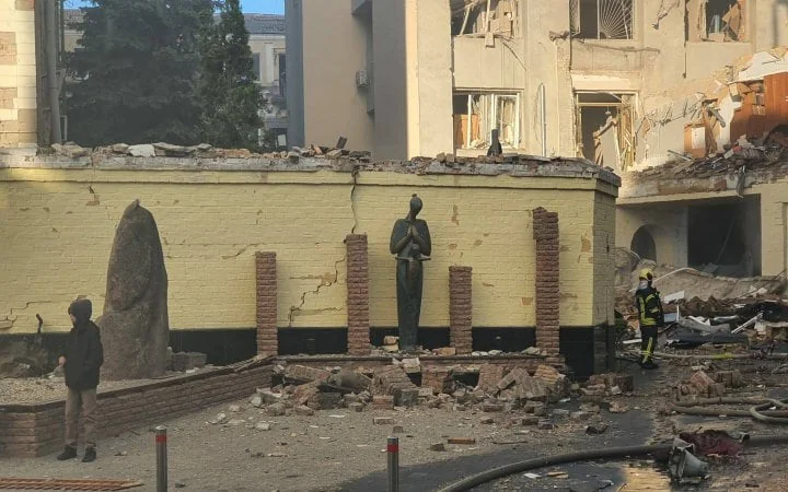 Національний музей «Чорнобиль» після удару окупантів з уламками та рятувальником