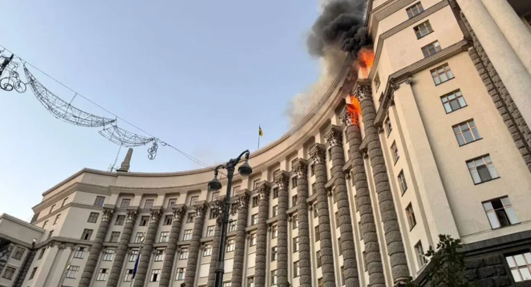 Российский обстрел повредил здание правительства в Киеве Повреждённое здание правительства Украины в Киеве после российского обстрела с дымом и огнём
