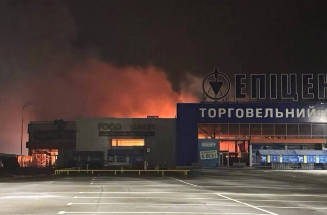 Пожежа на ТРЦ Епіцентр у Запоріжжі від російського удару