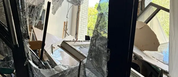 Пошкоджена студія ARD у Києві з вибитим вікном після російського удару
