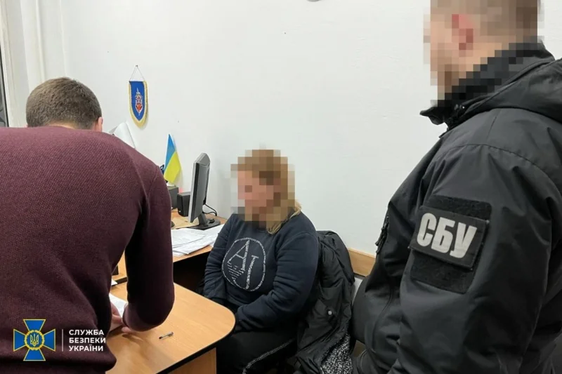Співробітники СБУ та затримана колаборантка під час спецоперації на Донеччині