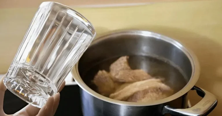 Склянка над каструлею з мясом для прозорого бульйону