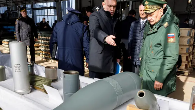 Сергій Шойгу оглядає великі артилерійські снаряди під час інспекції боєприпасів