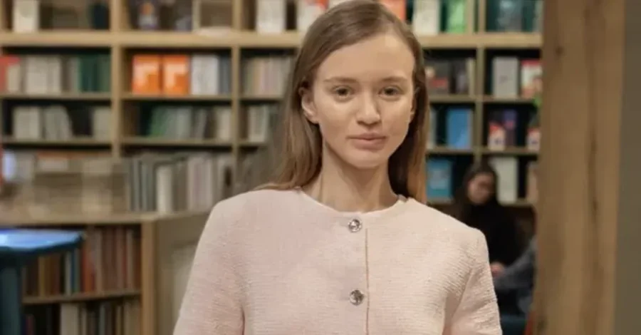 Анна Дорош на тлі книжкових полиць після призначення в МОЗ