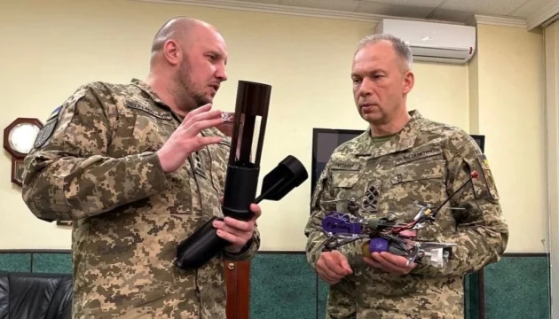 Олександр Сирський з військовим ЗСУ демонструють дрон для асиметричної стратегії