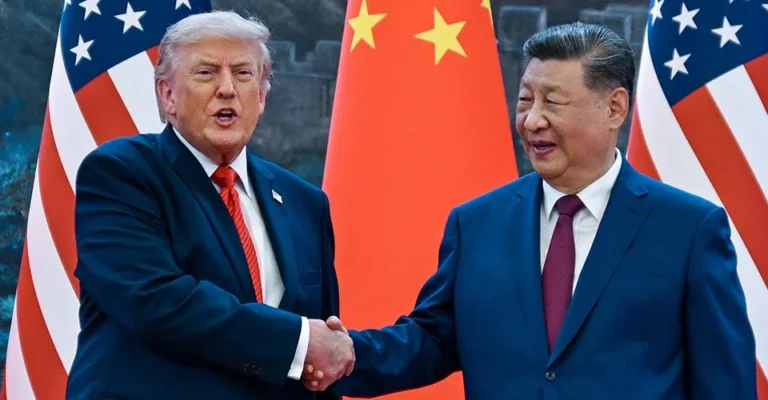 Трамп и Си Цзиньпин: кто получил преимущество на саммите в Пекине Трамп и Си Цзиньпин жмут руки на саммите в Пекине