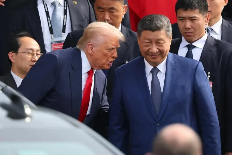Трамп тайком заглянул в портфель Си Цзиньпина на банкете: видео вирусируется Дональд Трамп тайком заглядывает в папку Си Цзиньпина на банкете в Пекине