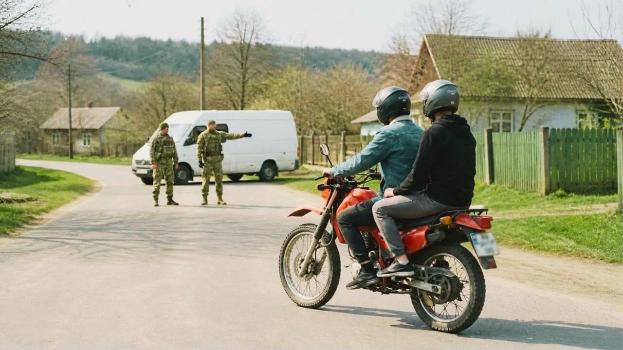 Неповнолітні мотоциклісти на Рівненщині поруч з представниками ТЦК біля фургона