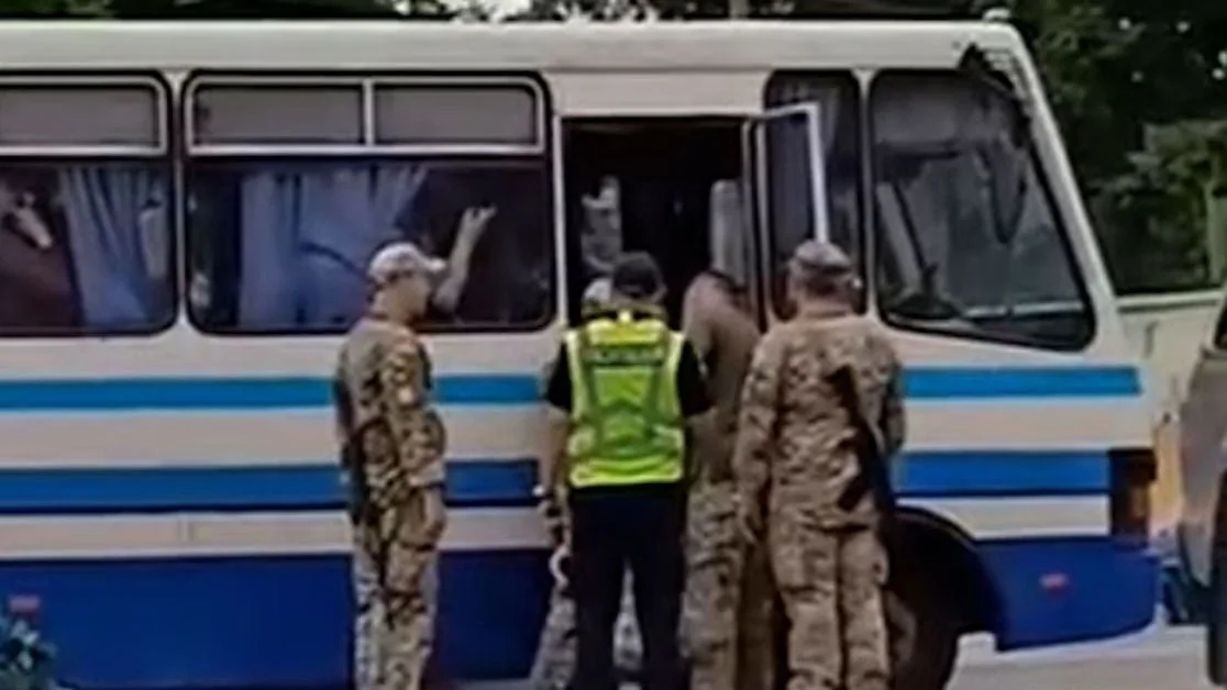Співробітники ТЦК проводять перевірки пасажирів у громадському автобусі