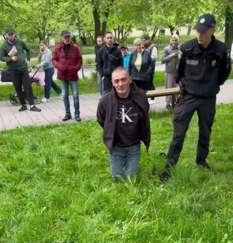 Во Львове арестовали мужчину за захват ребенка в заложники от ТЦК Во Львове арестован мужчина на коленях перед полицейскими после инцидента с ТЦК