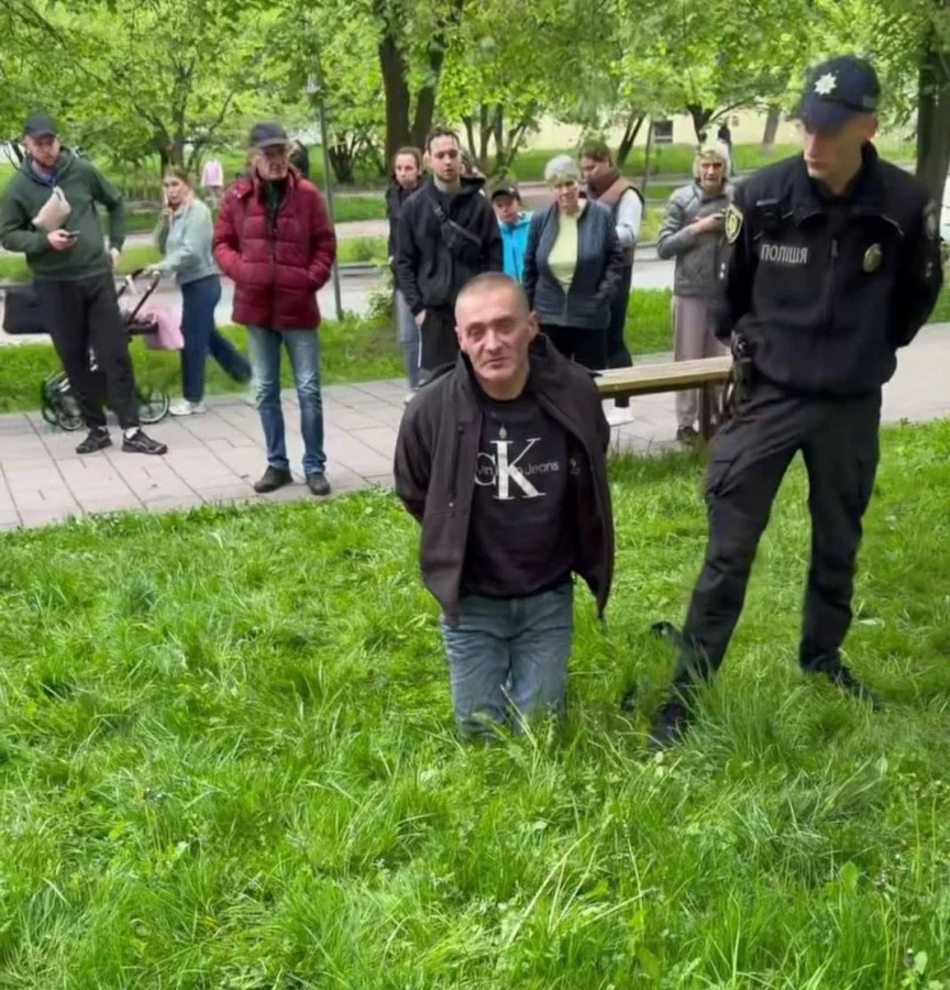 У Львові арештований чоловік на колінах перед поліцейськими після інциденту з ТЦК