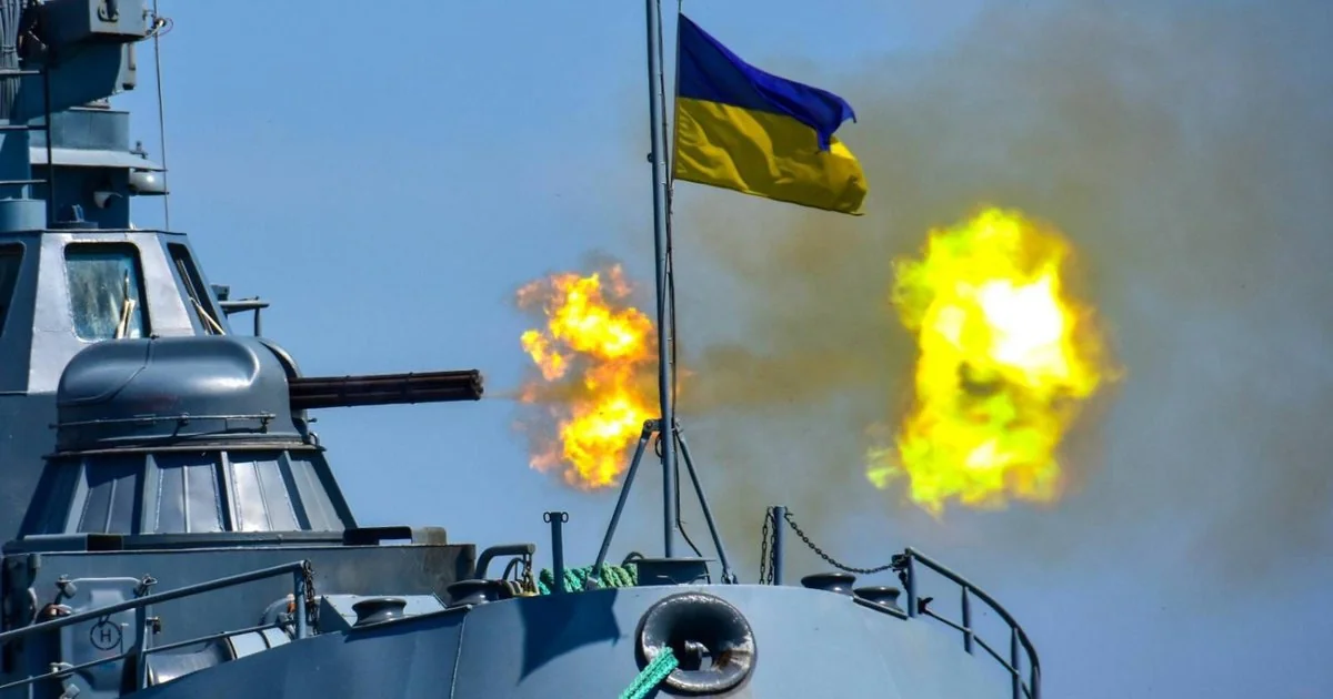 Український корабель ВМС ЗСУ з прапором під час бою в Чорному морі