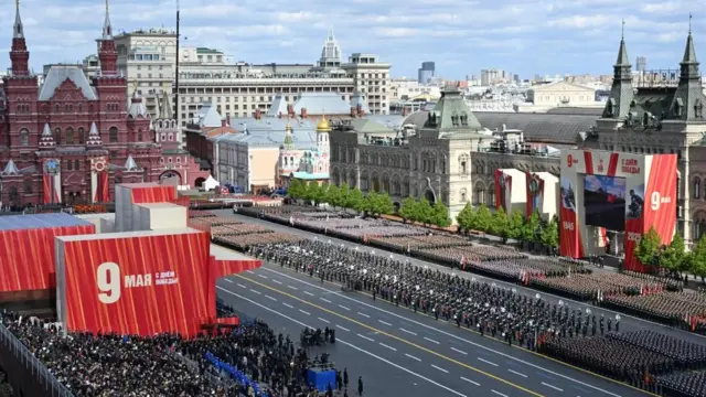В Кремле истерика перед парадом 9 мая: после атаки на Москву прозвучали громкие заявления Подготовка к параду 9 мая на Красной площади Москвы с баннерами 9 мая