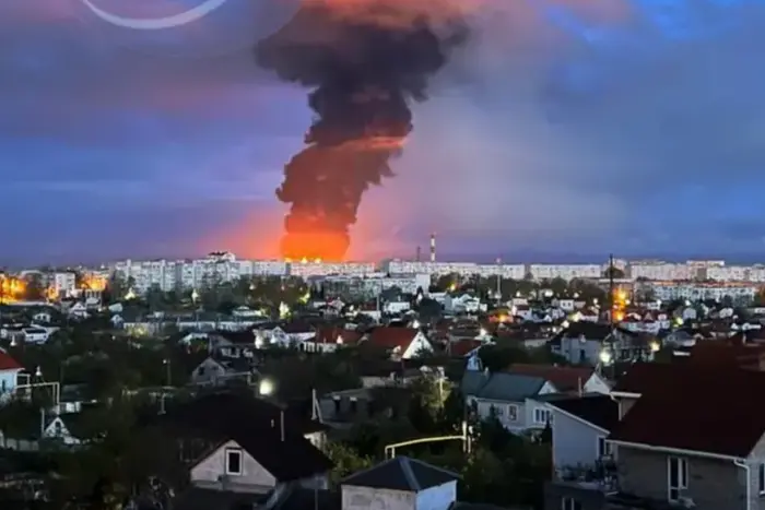 Густий дим і вогонь від вибухів у Коломиї під час атаки БПЛА на Івано-Франківщині