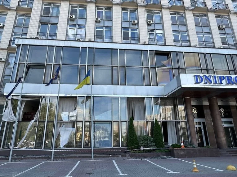 Вибиті вікна та понівечений фасад готелю «Дніпро» в Києві після атаки РФ