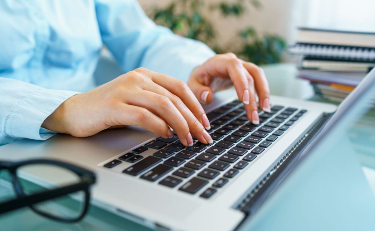 woman-office-worker-typing-on-the-keyboard-prma5qu-min-e1637135238676