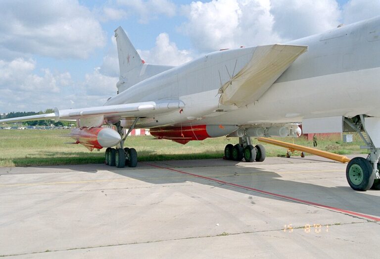 x-22_under_tu-22m3-768x525