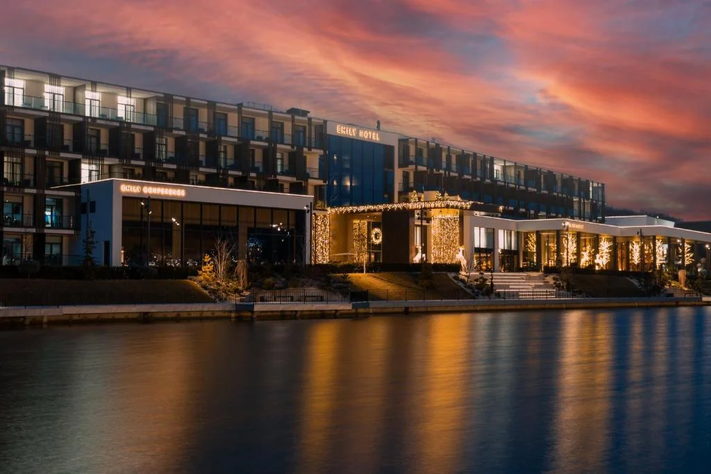 Розкішний Emily Resort з підсвіткою на заході сонця під час зйомок фільму