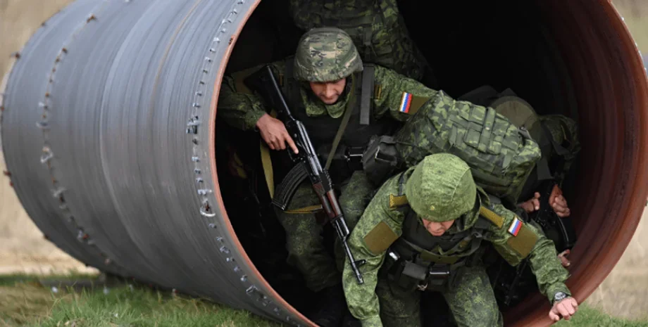 Російські окупанти вилазять із газової труби на Оріхівському напрямку