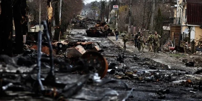 Спалені російські танки на вулиці Сартани під Маріуполем після удару ЗСУ