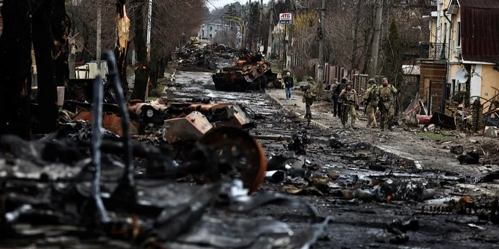 Спалені російські танки на вулиці Сартани під Маріуполем після удару ЗСУ