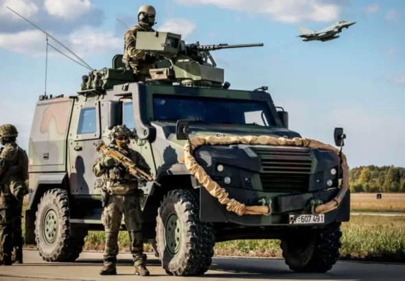 Німецькі військові з бронетранспортером та винищувачем на тлі агресії РФ