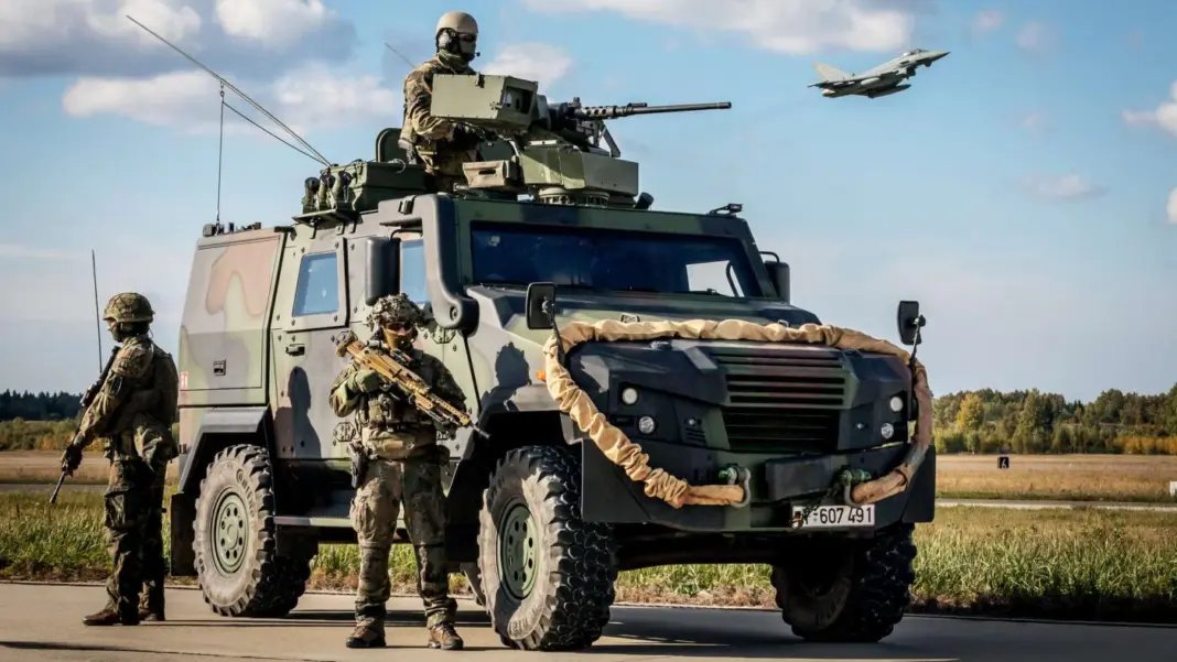 Німецькі військові з бронетранспортером та винищувачем на тлі агресії РФ