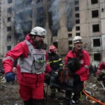Рятувальники Червоного Хреста евакуюють пораненого після атаки на Київщину