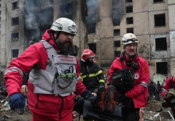 Рятувальники Червоного Хреста евакуюють пораненого після атаки на Київщину