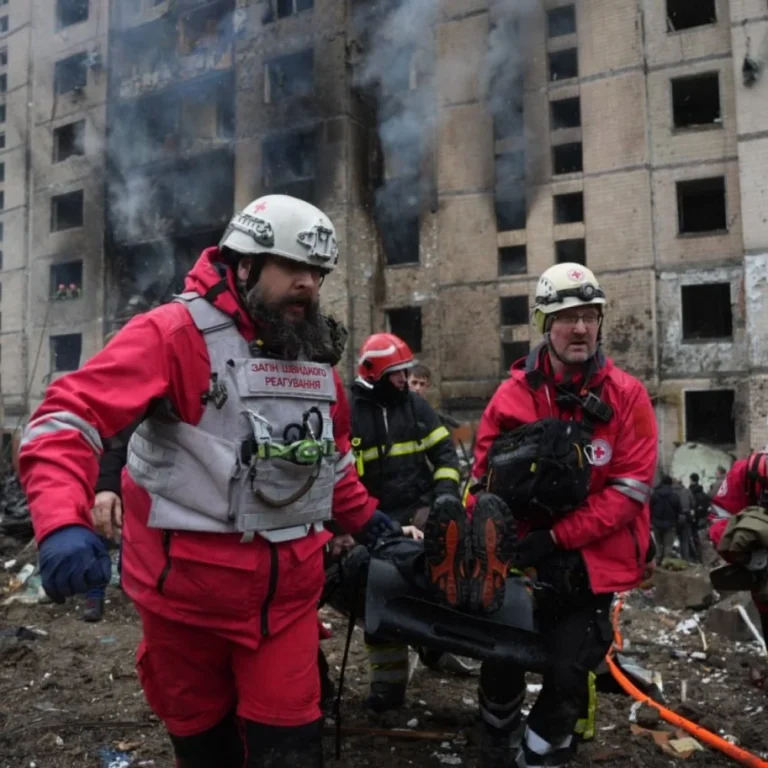 Рятувальники Червоного Хреста евакуюють пораненого після атаки на Київщину