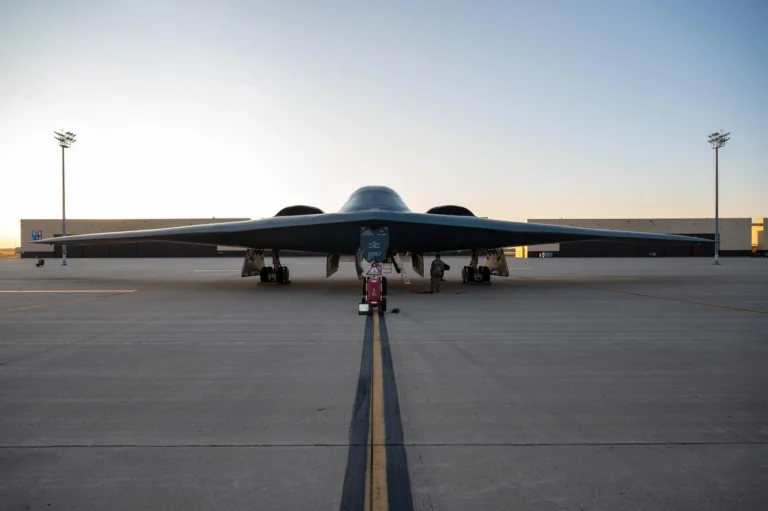 b-2-spirit-nevydymyi-stratehichnyi-bombarduvalnyk-shcho-pereosmyslyv-pravyla-pov-9d13