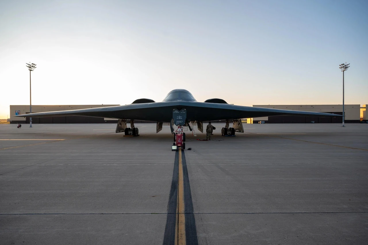 b-2-spirit-nevydymyi-stratehichnyi-bombarduvalnyk-shcho-pereosmyslyv-pravyla-pov-9d13