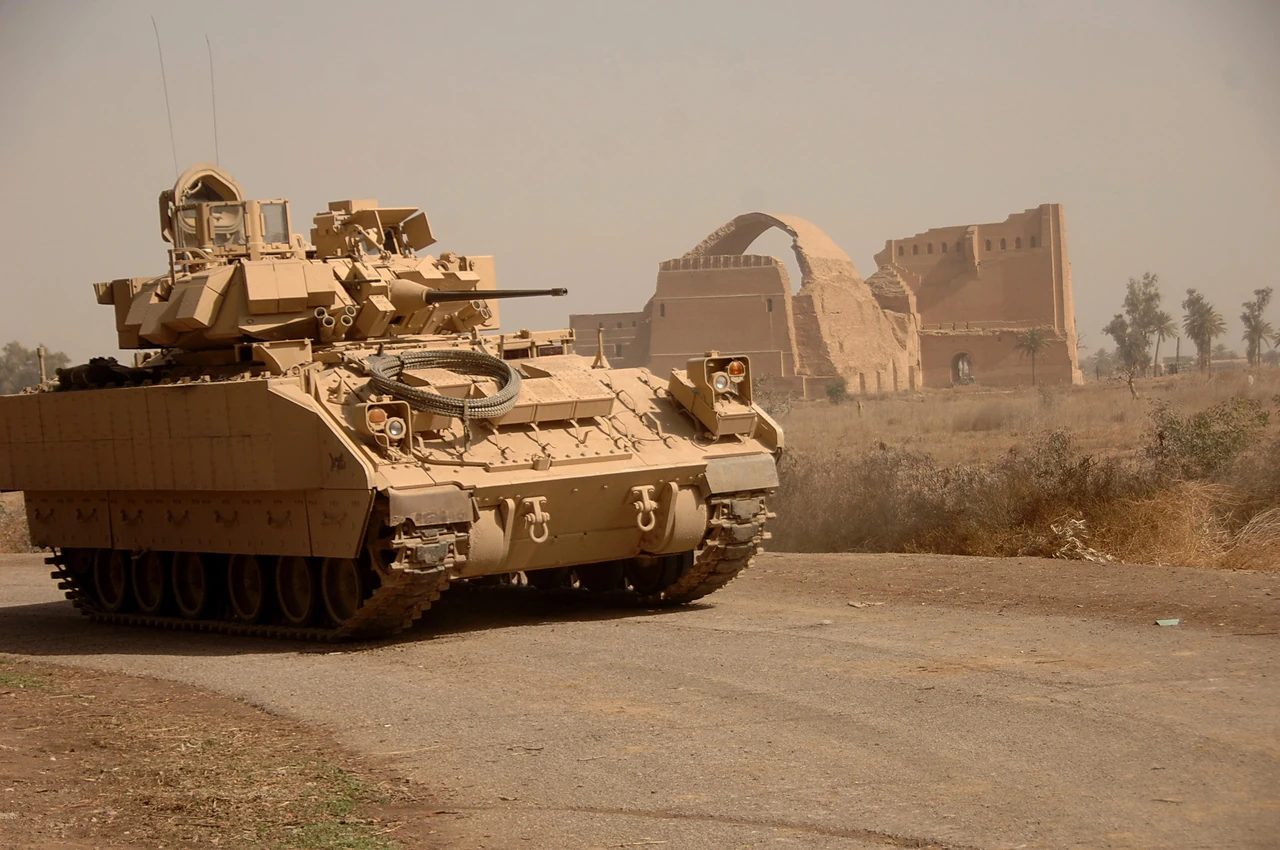 bredli-mashyna-m2-bradley-amerykanska-boiova-mashyna-pikhoty-vyprobuvana-realnym-bb74