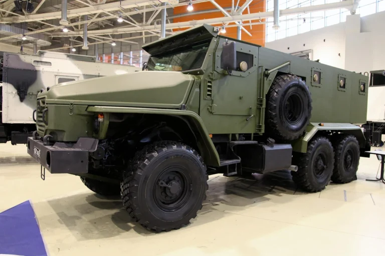 broneavtomobil-shchuka-bronovanyi-veleten-na-shasi-ural-4320-a866