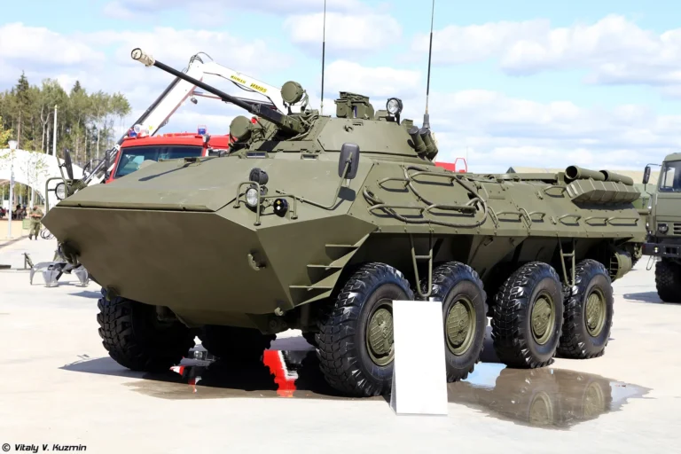 btr-90-rostok-kolisnyi-bronetransporter-shcho-perevershyv-poperednykiv-ale-ne-se-084b