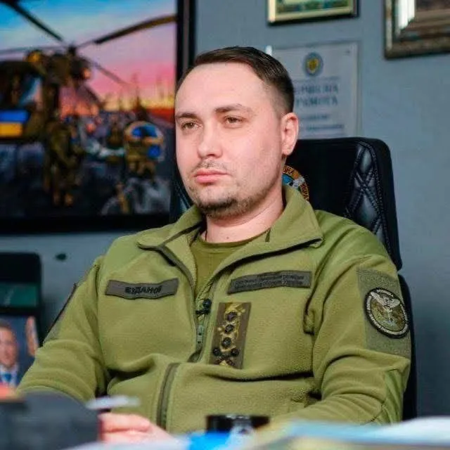 Кирило Буданов у військовій формі на тлі гелікоптерів та техніки