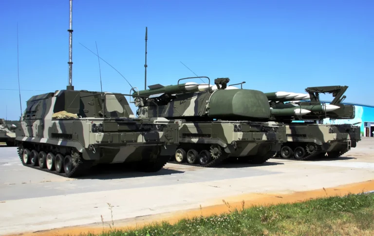 buk-m2-zenitnyi-raketnyi-kompleks-serednoi-dalnosti-shcho-trymaie-nebo-pid-kontr-b483