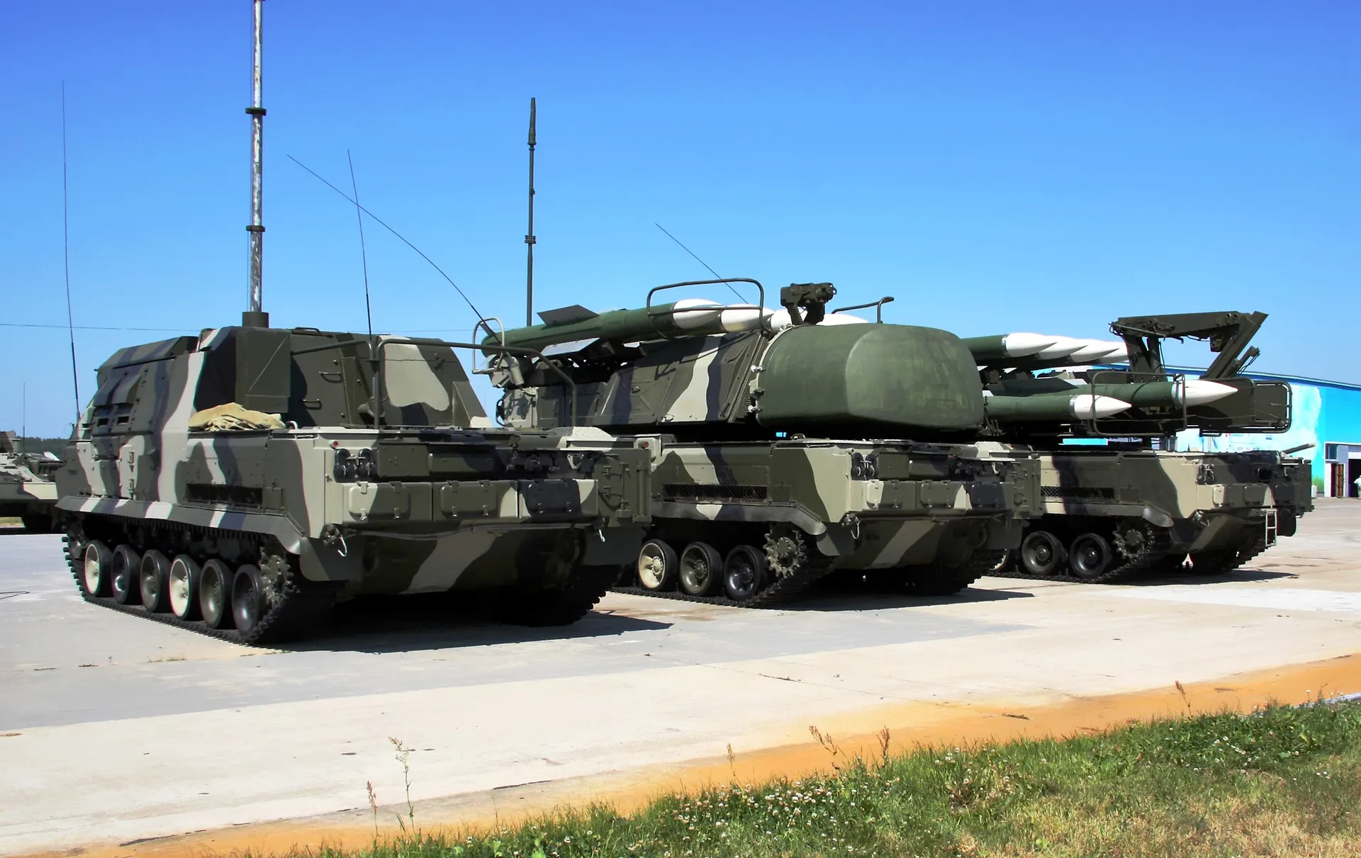 buk-m2-zenitnyi-raketnyi-kompleks-serednoi-dalnosti-shcho-trymaie-nebo-pid-kontr-b483