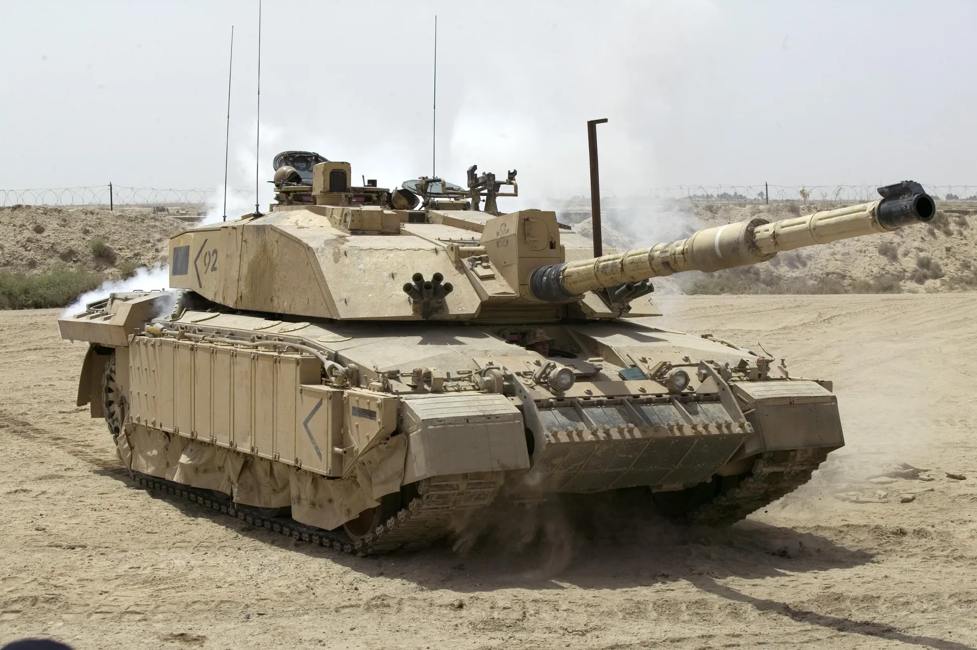 challenger-2-brytanskyi-tank-shcho-poiednuie-stalnu-mits-i-vyniatkovu-tochnist-2dce