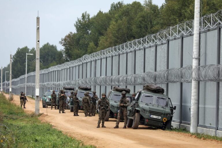 Прикордонники ДПСУ з технікою вздовж огорожі на кордоні з Білоруссю