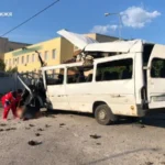 Пошкоджений дроном РФ автомобіль у Запорізькій області з рятувальниками ДСНС