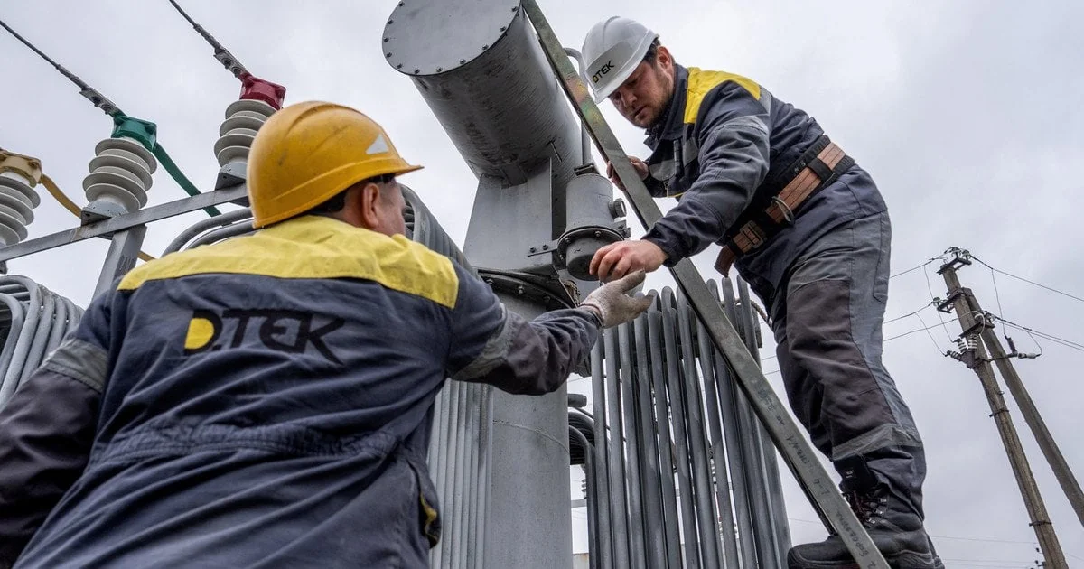 Енергетики DTEK відновлюють електропостачання на пошкодженій підстанції