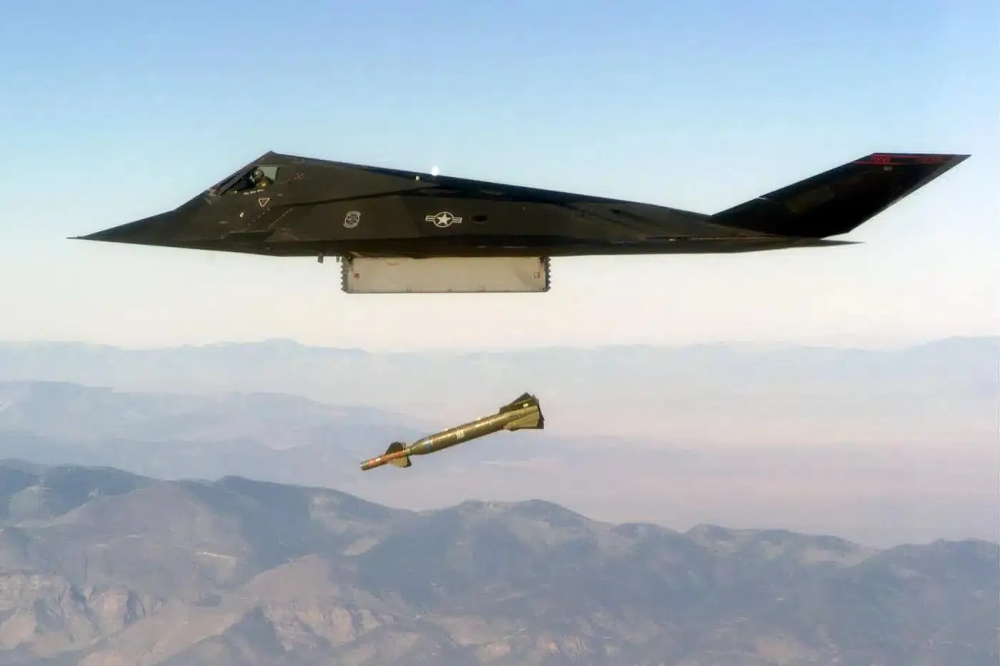 f-117-nighthawk-pershyi-u-sviti-litak-nevydymka-a536