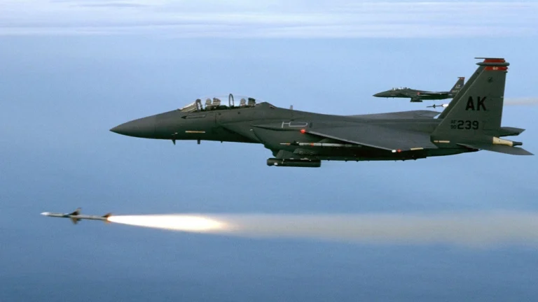 f-15-eagle-lehendarnyi-vynyshchuvach-iakyi-desiatylittiamy-zberihaie-perevahu-v-b4f7