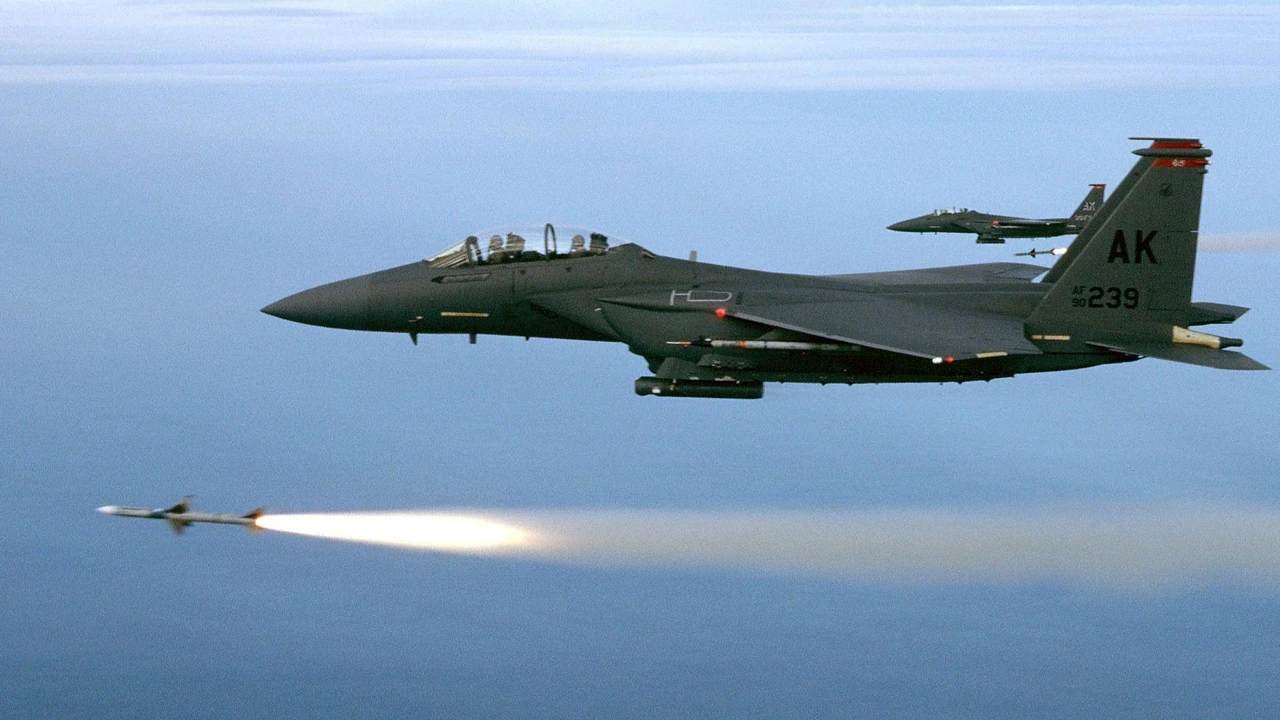 f-15-eagle-lehendarnyi-vynyshchuvach-iakyi-desiatylittiamy-zberihaie-perevahu-v-b4f7