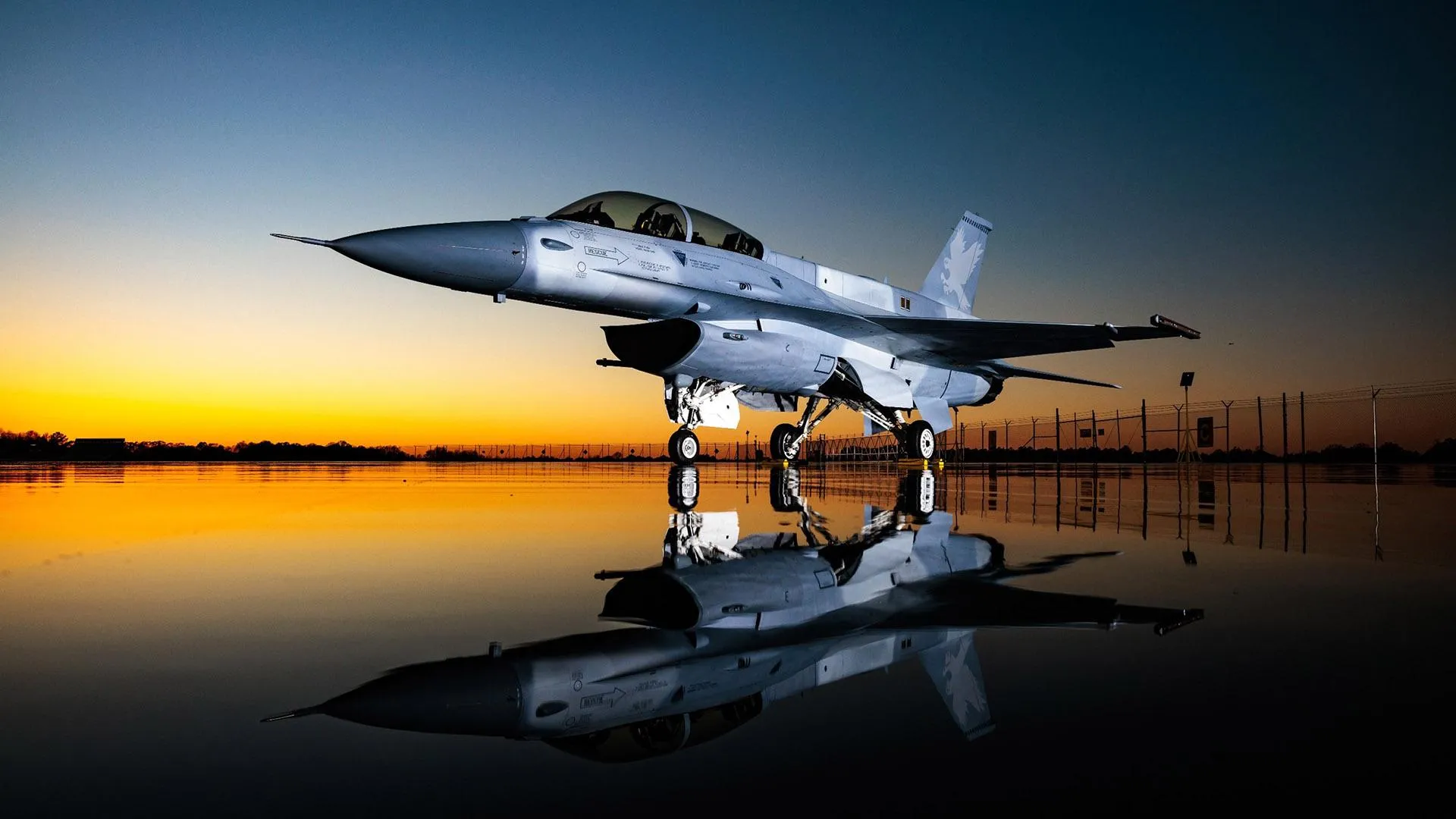 f-16-fighting-falcon-naipopuliarnishyi-vynyshchuvach-stolittia-9a66